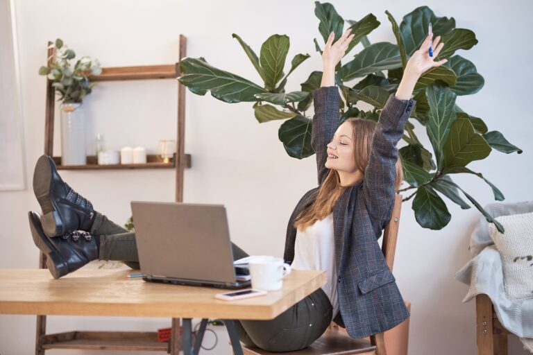 Manager coaching team with wellness focus