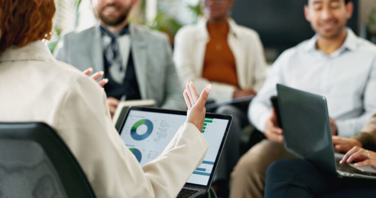 HR leader presenting benefits utilization data and analytics during a team meeting to evaluate program effectiveness