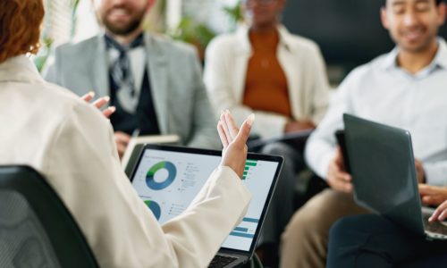 HR leader presenting benefits utilization data and analytics during a team meeting to evaluate program effectiveness